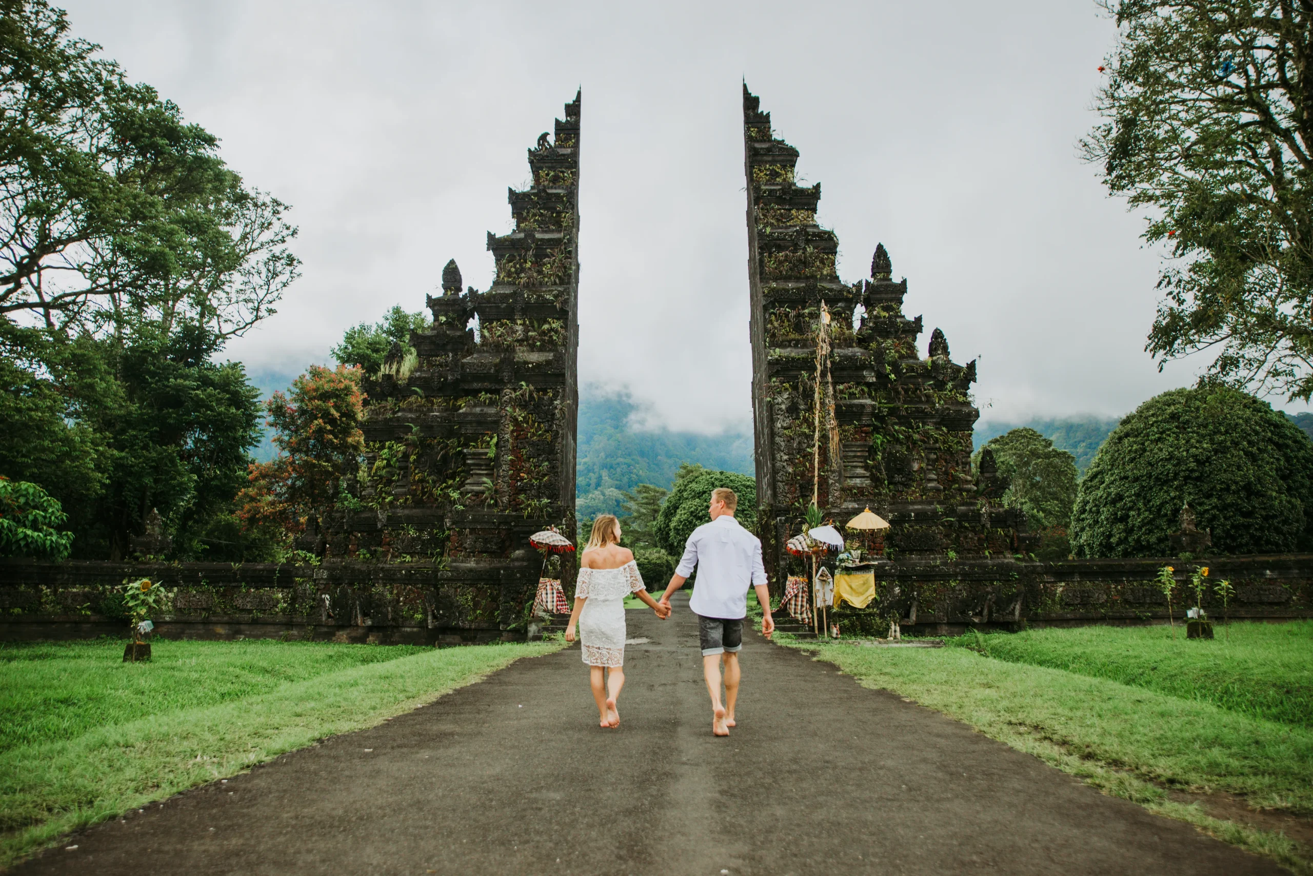 Strike a Pose at the Iconic Handara Gate!