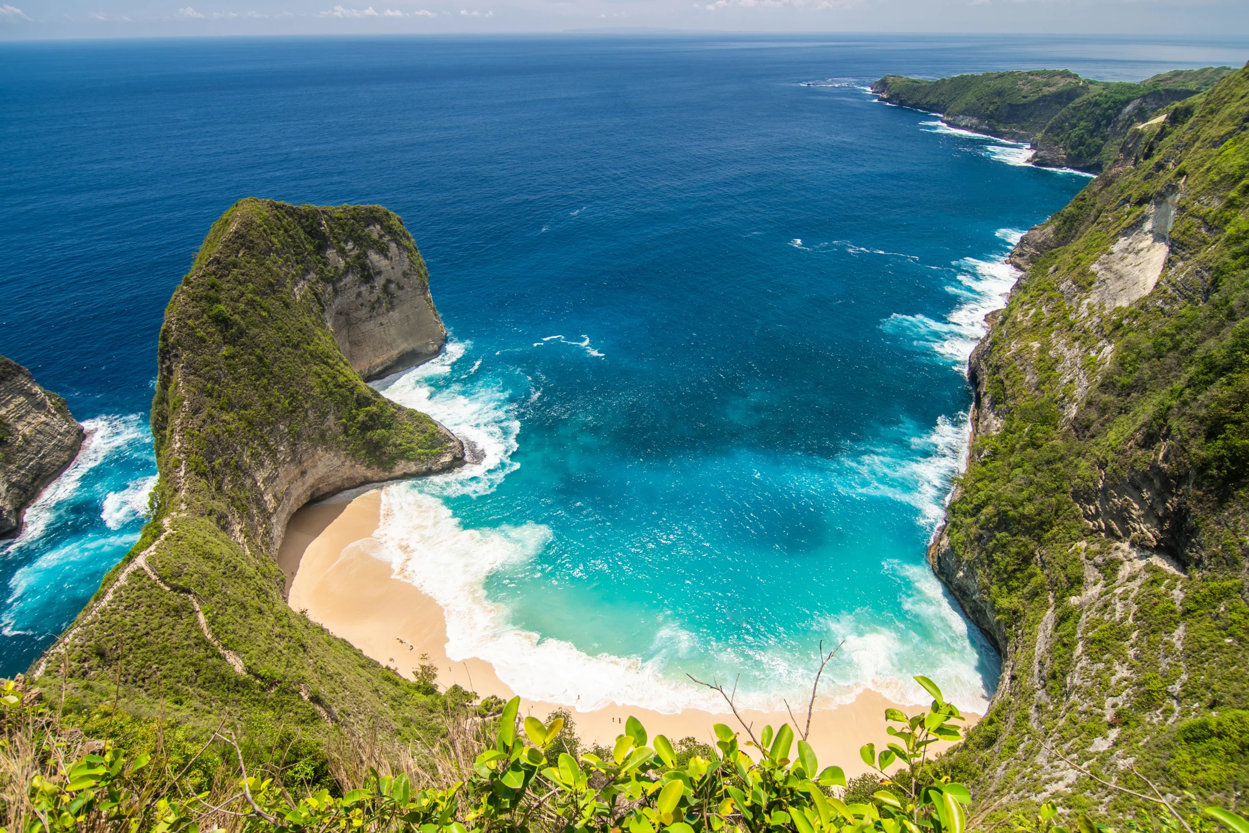 Witness the Majestic Cliffs of Nusa Penida!